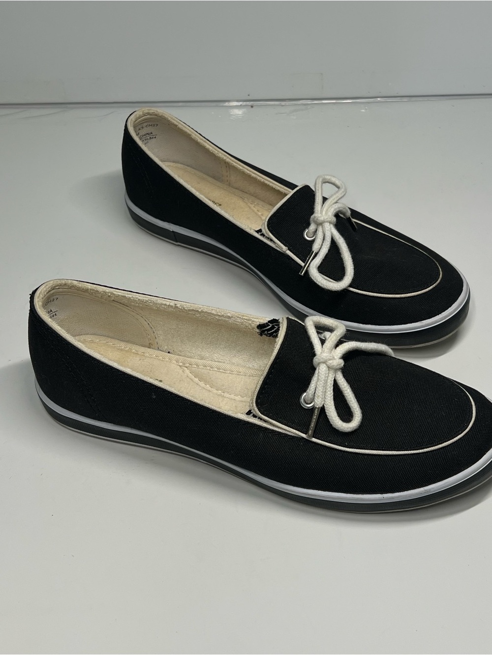 GRASSHOPPERS Size 6 Black With White Trim Slip On Comfort Shoe